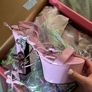 Sugar thrillz butterfly shoes in a woman’s size 7